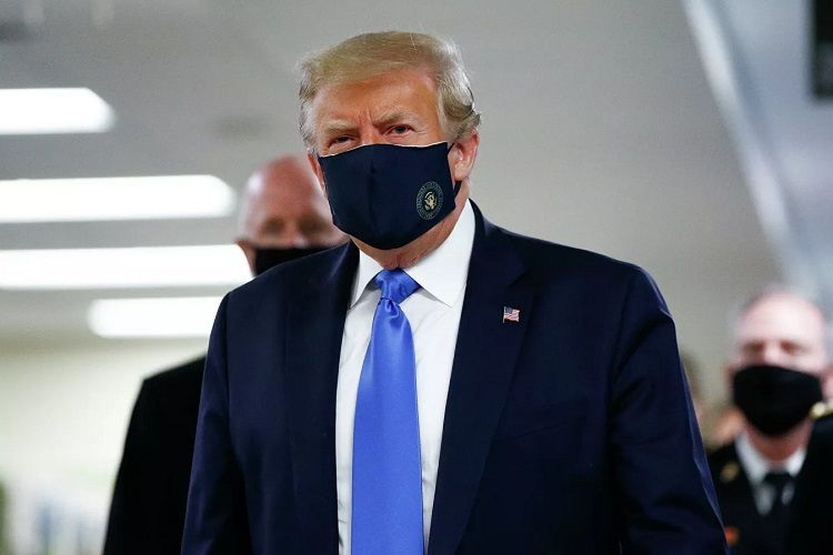 Tramp pandemiya dövründə ilk dəfə maska istifadə edib
