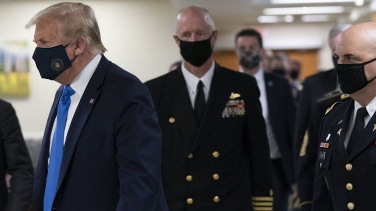 Трамп впервые за время пандемии коронавируса появился в маске - ФОТО