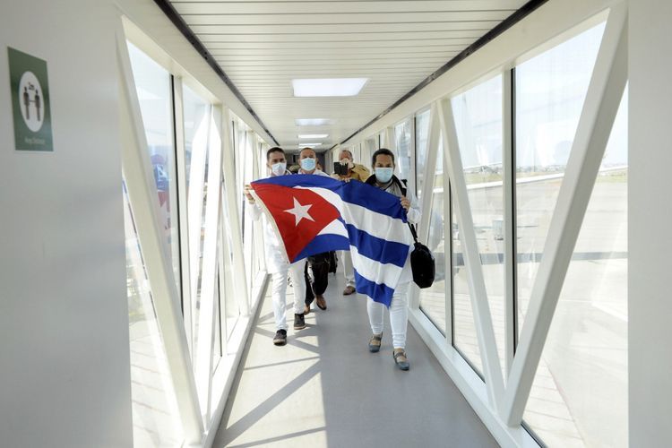 115 Cuban medical specialists on COVID-19 arrive in Azerbaijan