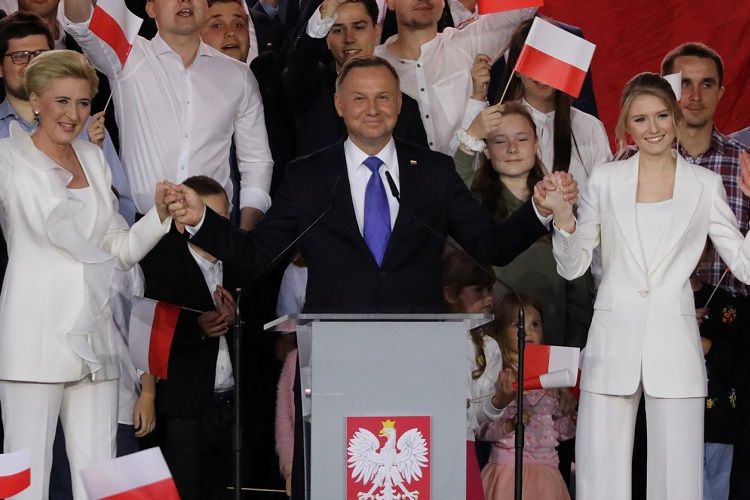 Andjey Duda yenidən Polşa prezidenti seçilib