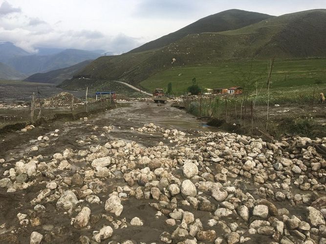 Ливень нанес ущерб дорожной инфраструктуре в Губинском районе