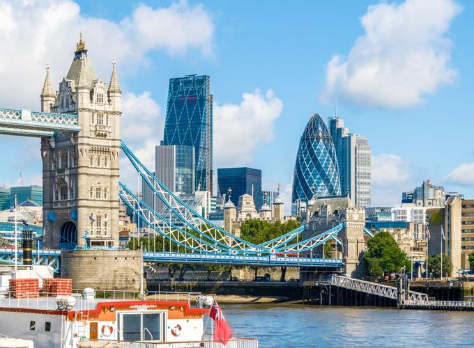 Böyük Britaniya iqtisadiyyatı mayda 1,8% artıb