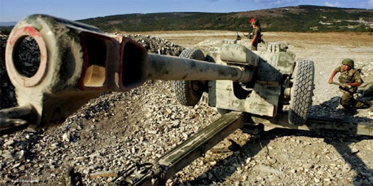 Ermənistan Qazax rayonunun Xanlıqlar kəndini artilleriyadan atəşə tutub