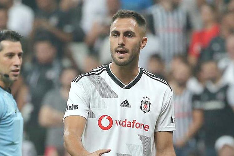 "Beşiktaş"ın futbolçusu komandanı tərk edib