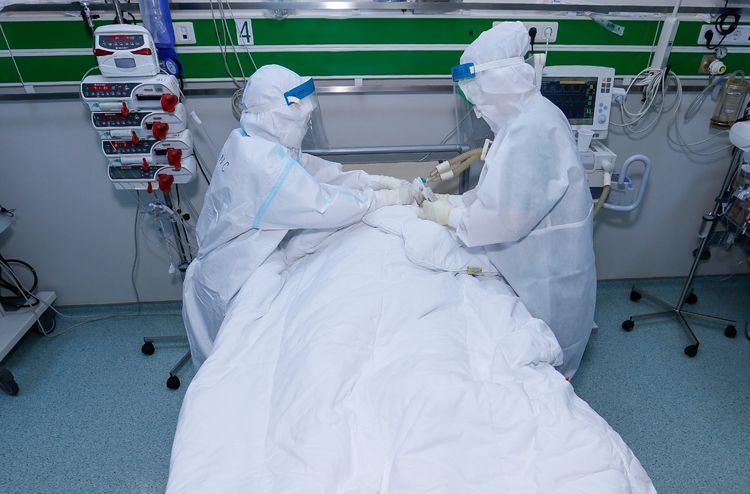 Mərkəzi Gömrük Hospitalının həkimləri koronoviruslu xəstələrin müalicəsində dördüncü dəfə EKMO aparatından istifadə ediblər - FOTO