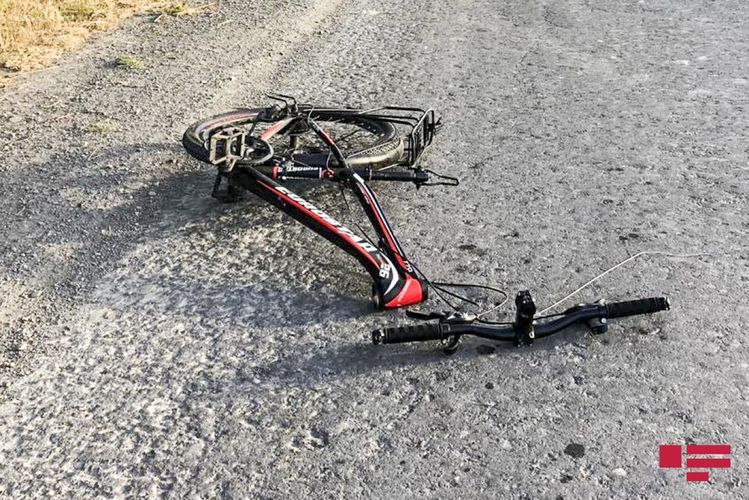 На дороге Баку-Сумгайыт  микроавтобус сбил велосипедиста