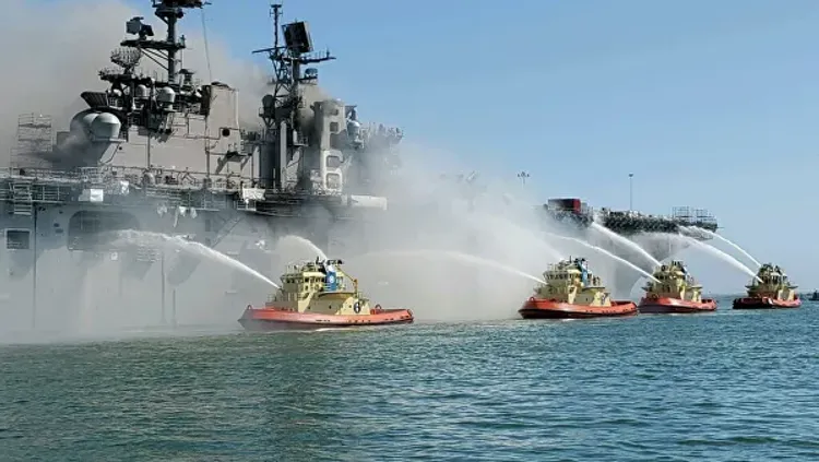 В Сан-Диего потушили пожар на корабле ВМС США