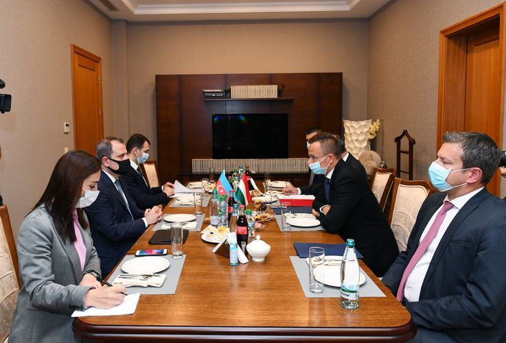 Проходит двусторонняя встреча в расширенном составе между главами МИД Азербайджана и Венгрии - ОБНОВЛЕНО