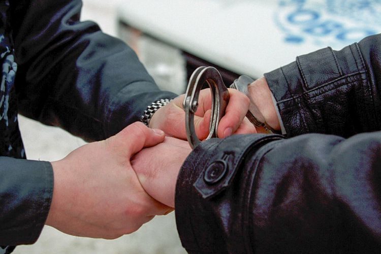 В Баку задержан вооруженный мужчина