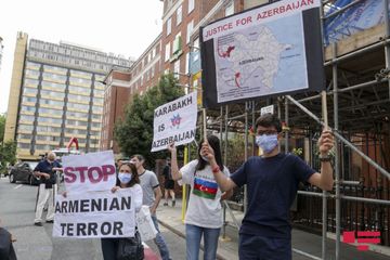 Azərbaycanlılar Ermənistanın Londondakı səfirliyi qarşısında etiraz aksiyası keçirib - FOTO - VİDEO