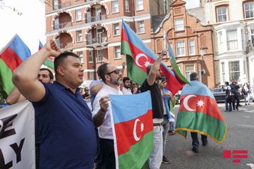 Azərbaycanlılar Ermənistanın Londondakı səfirliyi qarşısında etiraz aksiyası keçirib - FOTO - VİDEO