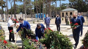 Deputatlar şəhid general Polad Həşimov və polkovnik İlqar Mirzəyevin məzarını ziyarət edib