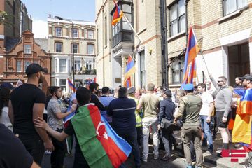 Ermənilər azərbaycanlıların Londonda dinc aksiyasında təxribat törədib, bir soydaşımız xəsarət alıb - VİDEO