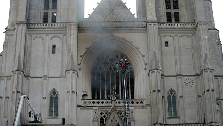 Во французском Нанте загорелся собор