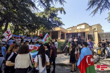 Azərbaycanın Gürcüstandakı səfirliyinin qarşısında orduya dəstək aksiyası keçirilib - FOTO