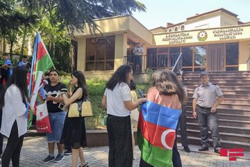 Azərbaycanın Gürcüstandakı səfirliyinin qarşısında orduya dəstək aksiyası keçirilib - FOTO
