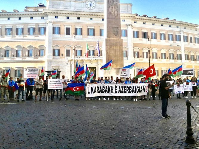 Перед зданием парламента Италии прошла акция в поддержку Азербайджана - ФОТО