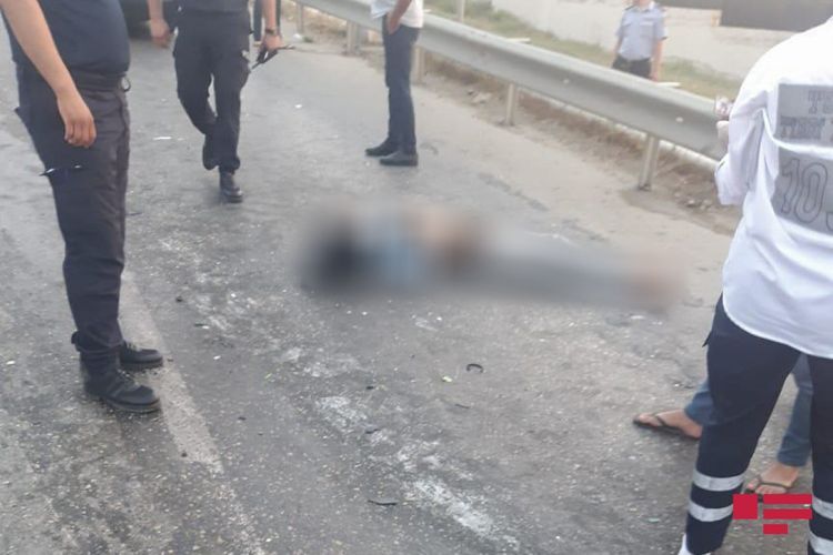 В Баку мотоцикл врезался в автомобиль, есть погибший  - ФОТО