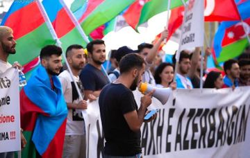 Перед зданием парламента Италии прошла акция в поддержку Азербайджана - ФОТО