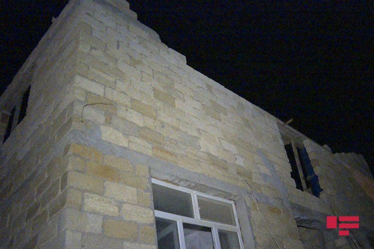 В Баку обрушилась стена частного дома, есть пострадавшие - ФОТО - ВИДЕО