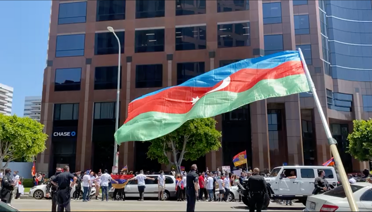 В Лос-Анджелесе армяне напали на азербайджанских демонстрантов
