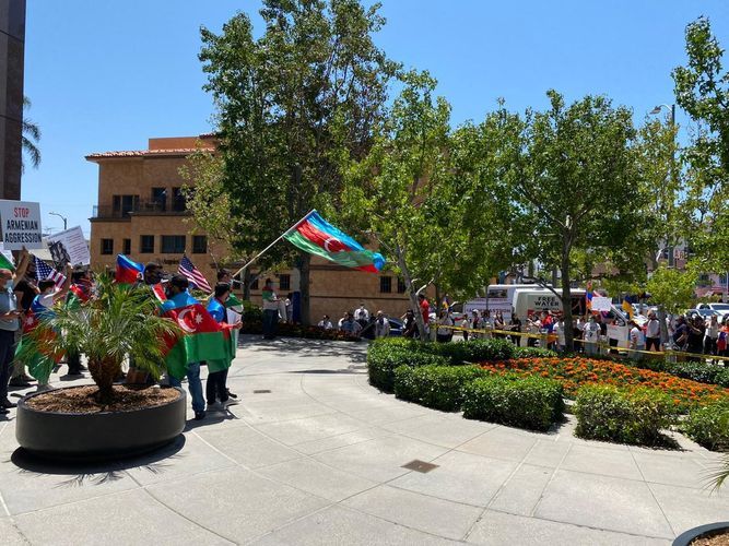 Armenians attacked Azerbaijani demonstrators in Los Angeles and injured 7 of our compatriots and policeman
