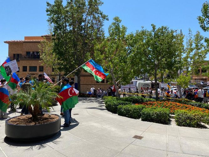 Armenians attacked Azerbaijani demonstrators in Los Angeles and injured 7 of our compatriots and policeman
