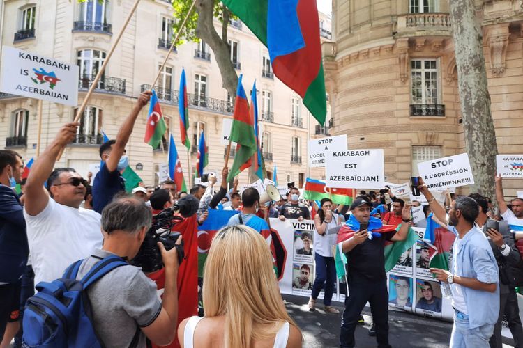 Перед посольством Армении в Париже прошла акция протеста - ФОТО