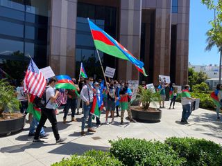 Los Ancelesdə ermənilər azərbaycanlı nümayişçilərə hücum edərək 7 soydaşımıza və polisə xəsarət yetirib