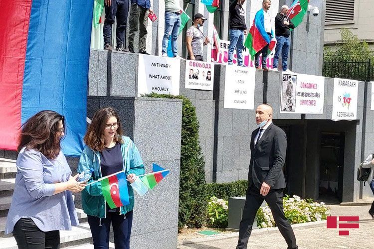 «На нас обрушился град камней, но ни один азербайджанский флаг не был брошен» - Армянское зверство в Бельгии  - ФОТО