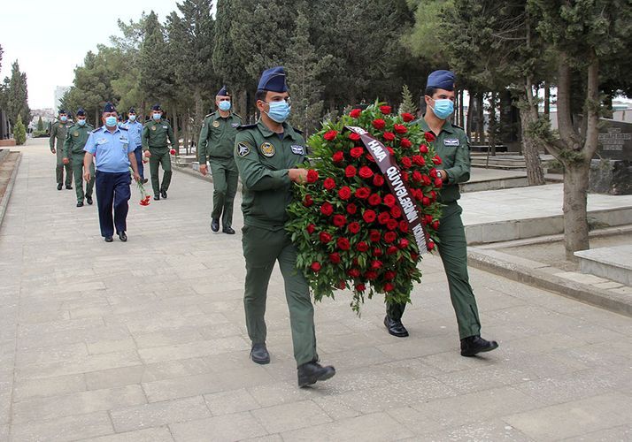 Делегация Министерства обороны посетила могилу военного пилота Рашада Атакишиева