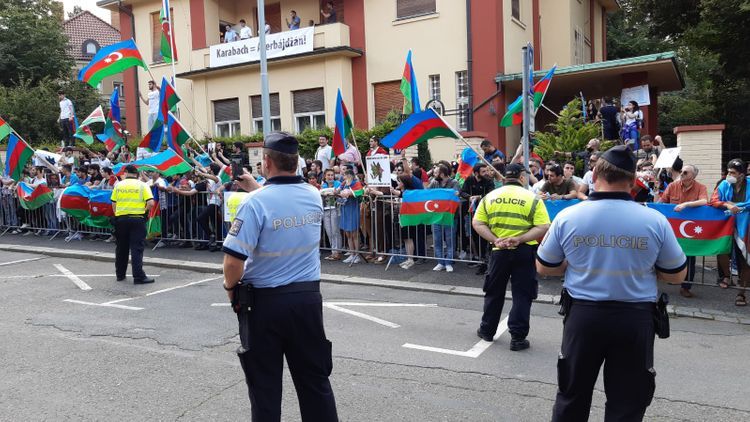 Azerbaijanis hold rally in Prague - PHOTO
