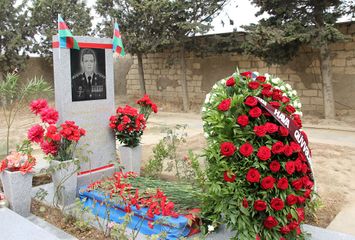 Müdafiə Nazirliyinin nümayəndə heyəti hərbi pilot Rəşad Atakişiyevin məzarını ziyarət edib