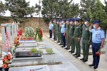 Müdafiə Nazirliyinin nümayəndə heyəti hərbi pilot Rəşad Atakişiyevin məzarını ziyarət edib