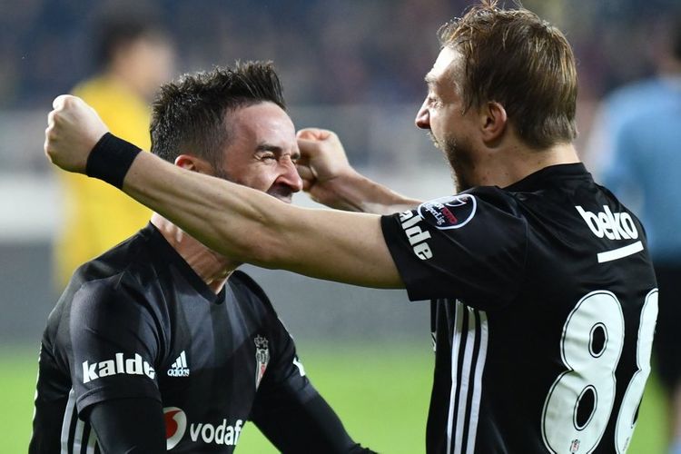 "Beşiktaş" daha iki futbolçusi ilə vidalaşıb