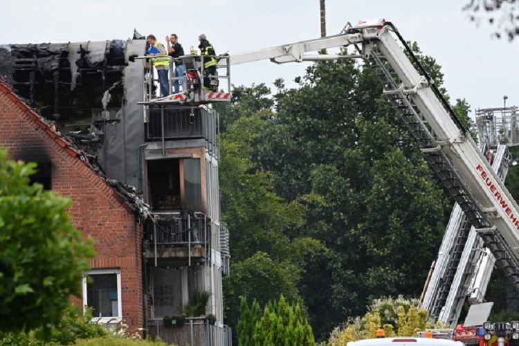 В Германии самолет врезался в жилой дом, есть погибшие