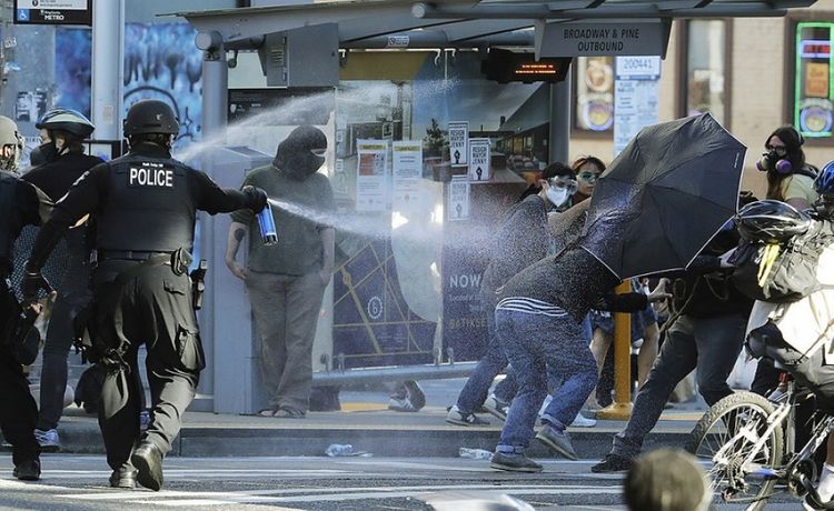 В Сиэтле почти 60 полицейских пострадали при беспорядках