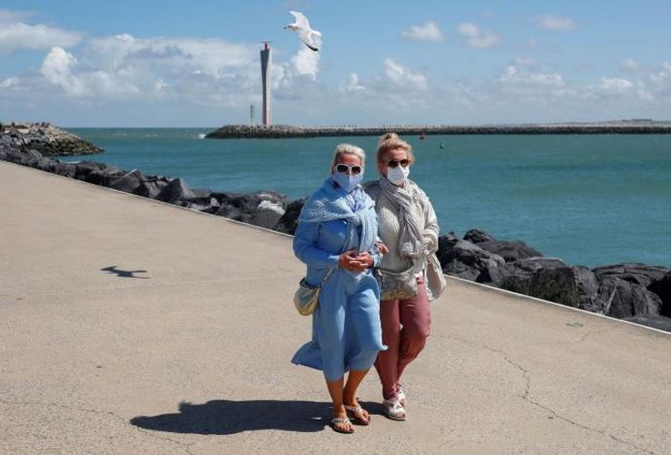 Belgians adapt to compulsory face masks along North Sea coast