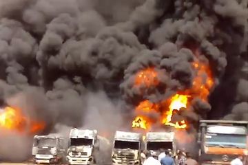 İranda yük maşınlarının dayanacağında yanğın baş verib - VİDEO
