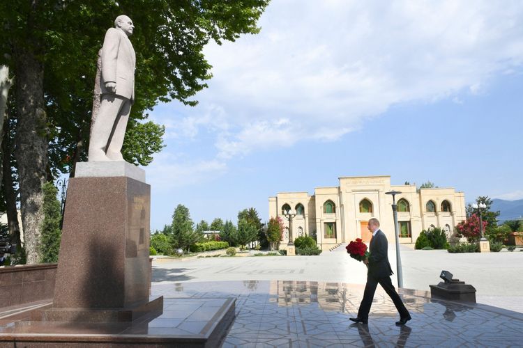 President Ilham Aliyev visits statue of Heydar Aliyev in Ismayilli
