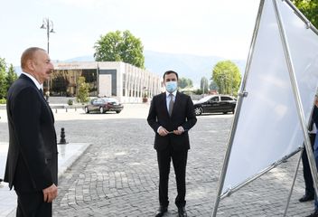 Prezident İlham Əliyev Heydər Əliyevin İsmayıllıdakı abidəsini ziyarət edib - YENİLƏNİB