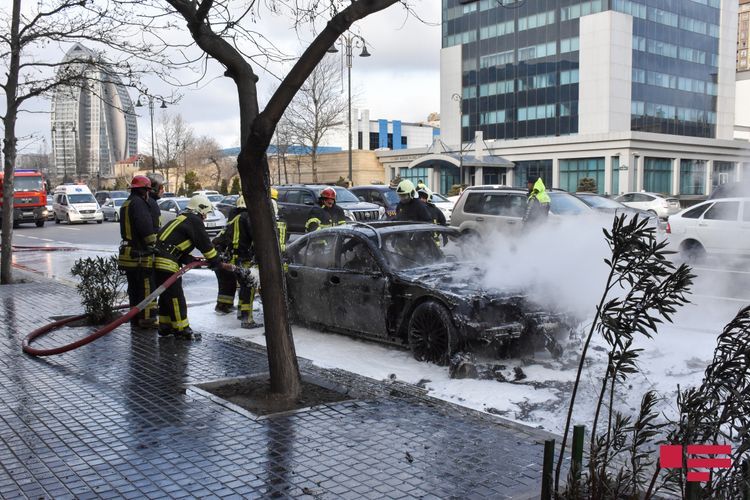 В Баку автомобиль врезался в бордюр и загорелся