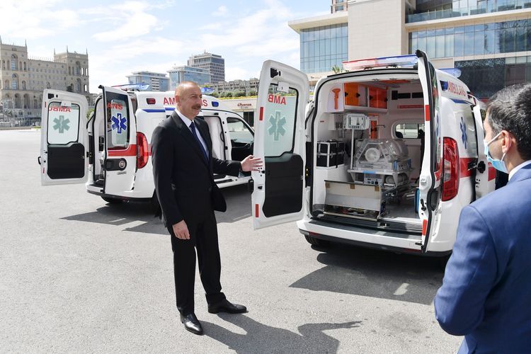President Ilham Aliyev got acquainted with ambulance vehicles newly brought in country