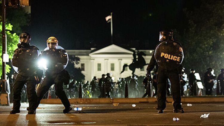 Протестующие в Вашингтоне осадили Белый дом во время комендантского часа