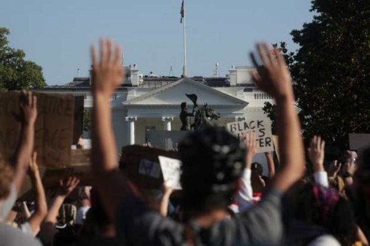 Протестующие вышли к зданию конгресса США