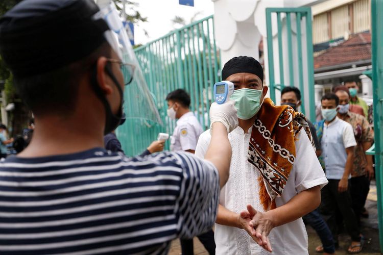 Indonesia reports 703 new coronavirus infections, 49 new deaths
