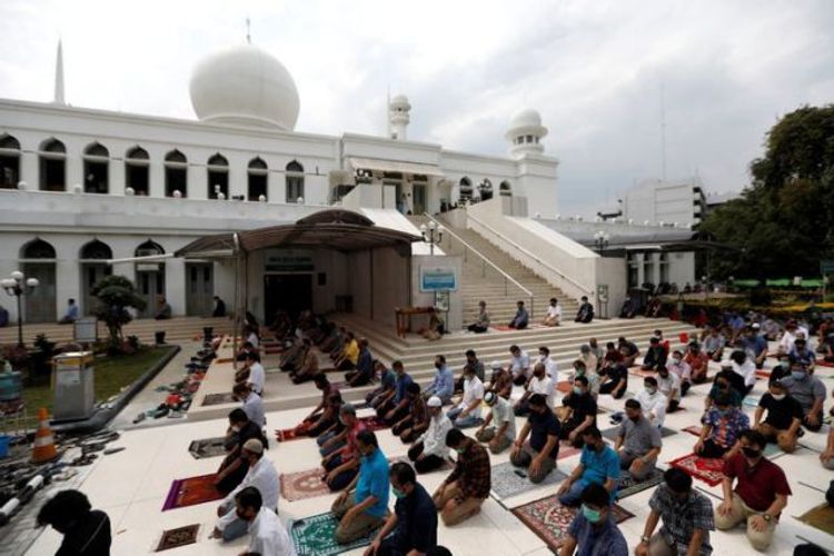 Jakarta mosques host Friday prayers for first time in two months