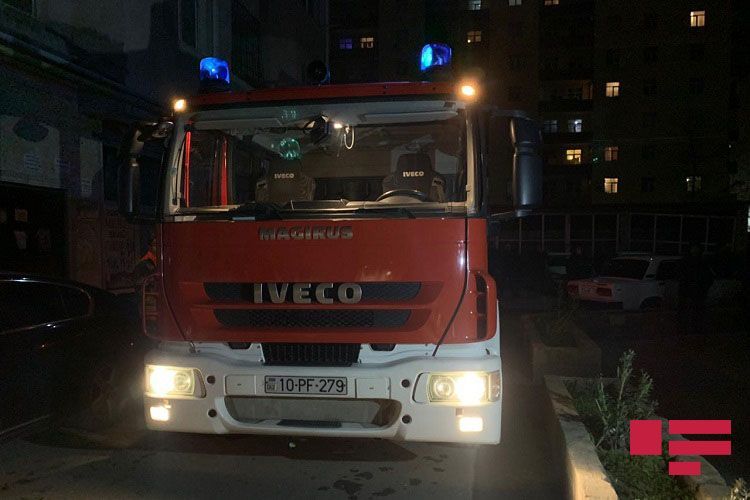 В Баку в 14-этажном жилом доме произошел пожар