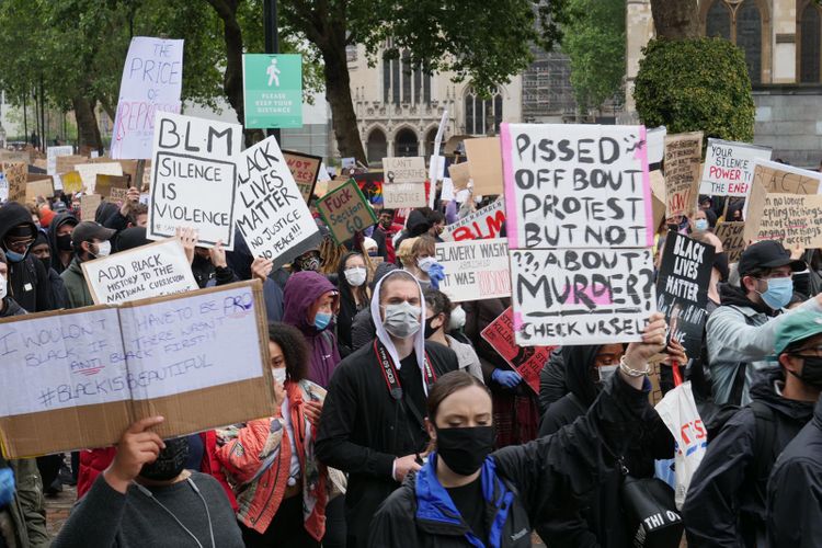 Londonda Corc Floyd üçün keçirilən aksiyadan FOTOREPORTAJ