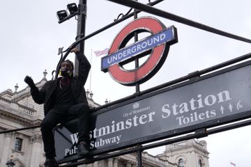 Londonda Corc Floyd üçün keçirilən aksiyadan FOTOREPORTAJ